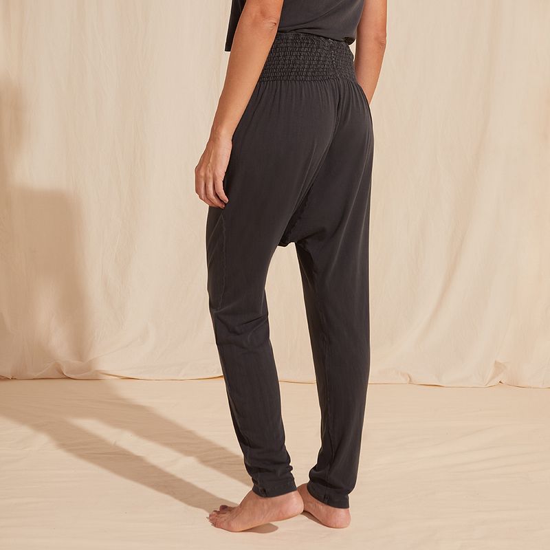 calca-saruel-estonada-preta-malha-bambu-indra-yogini-0061070007-costas