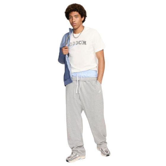 Camiseta Nike Sportswear Club Masculina - Gelo