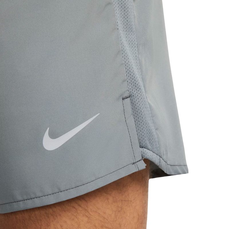 short-nike-challenger-7-masculino-cinza