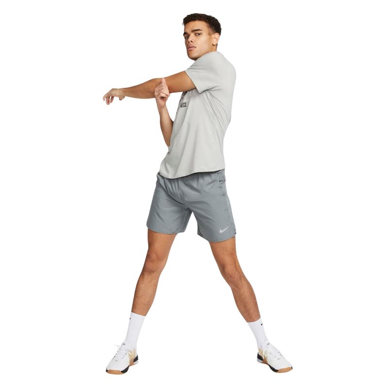short-nike-challenger-7-masculino-cinza