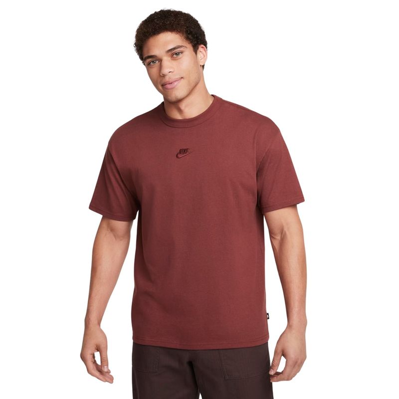 camiseta-nike-sportswear-premium-essentials-masculina-marrom-