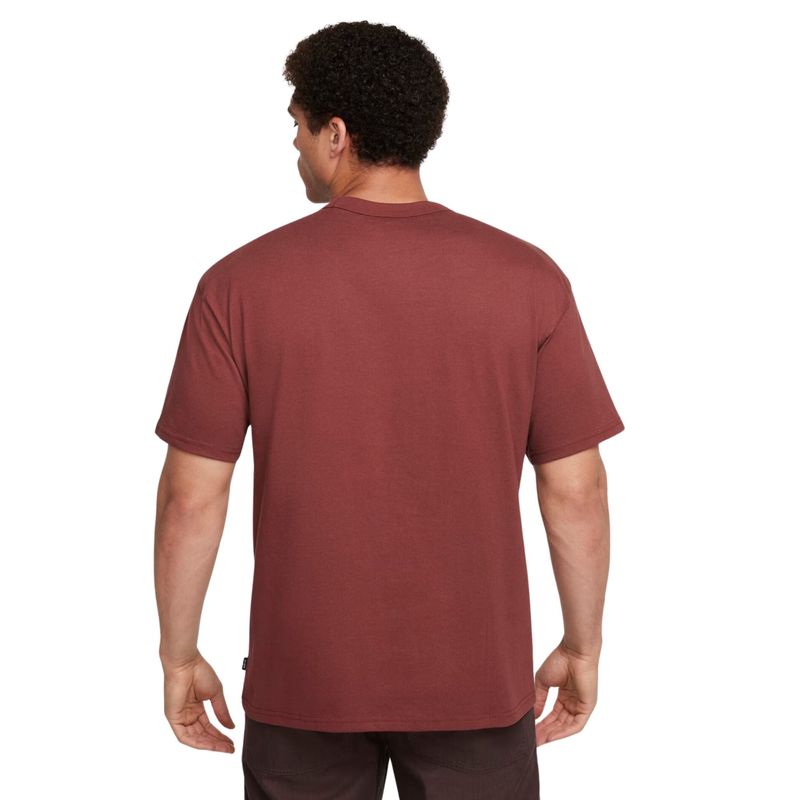 camiseta-nike-sportswear-premium-essentials-masculina-marrom-