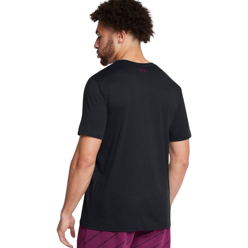 camiseta-under-armour-project-rock-payoff-graphic-masculina-preta-roxa