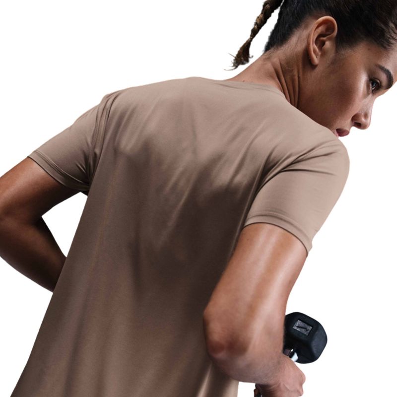 camiseta-nike-one-classic-dri-fit-slim-feminina-marrom