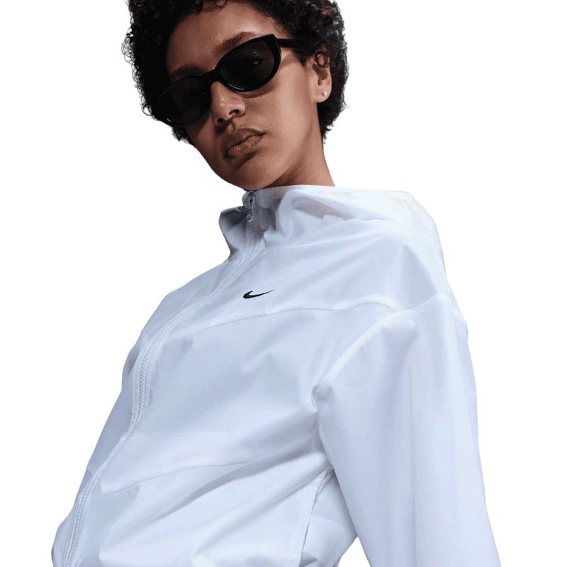 jaqueta-com-capuz-nike-corta-vento-ltwt-hded-feminina-branca