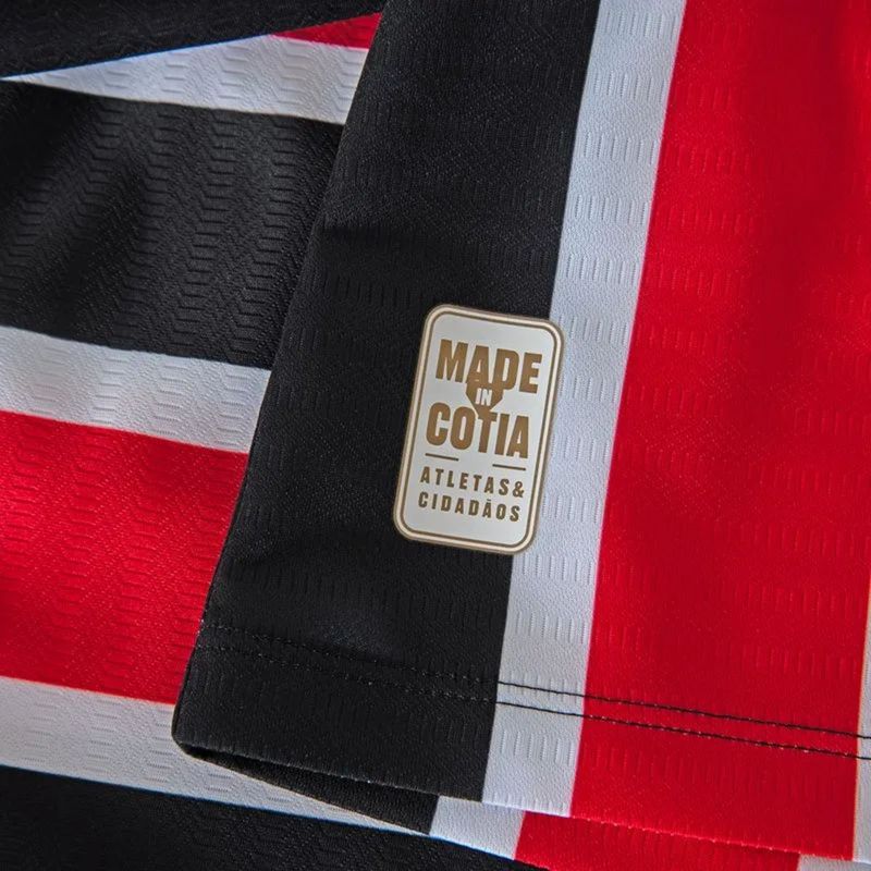 camisa-sao-paulo-ii-2024-25-new-balance-torcedor-masculina-preta-vermelha