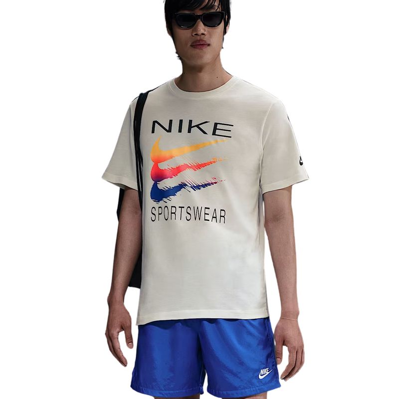 camiseta-nike-tee-6mo-swsh-masculina-off-white
