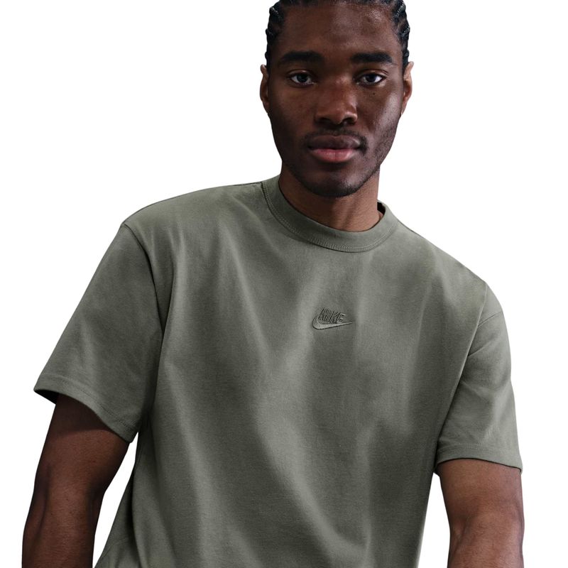 camiseta-nike-sportswear-premium-essentials-masculina-verde