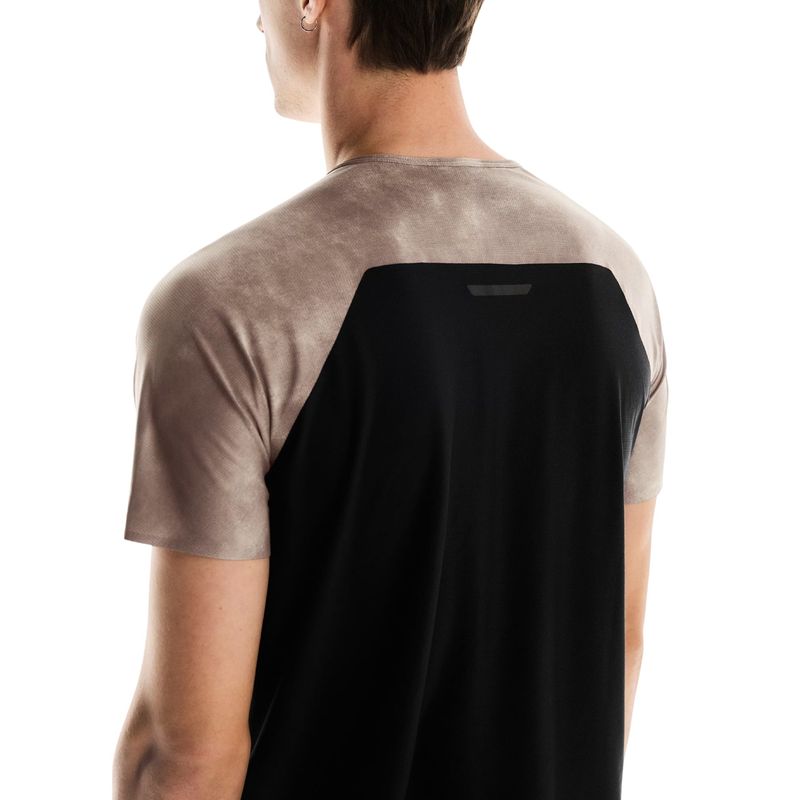 camiseta-on-running-performance-t-aop-masculina-cinza-preta