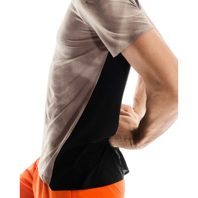 camiseta-on-running-performance-t-aop-masculina-cinza-preta
