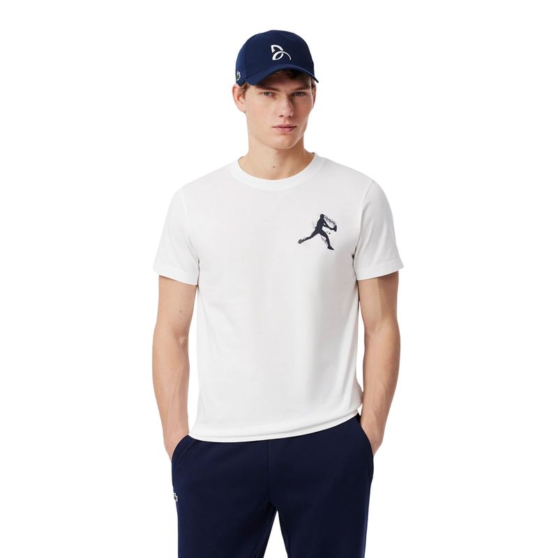 kit-camiseta-e-bone-lacoste-tennis-x-novak-djokovic-masculino-branca-azul