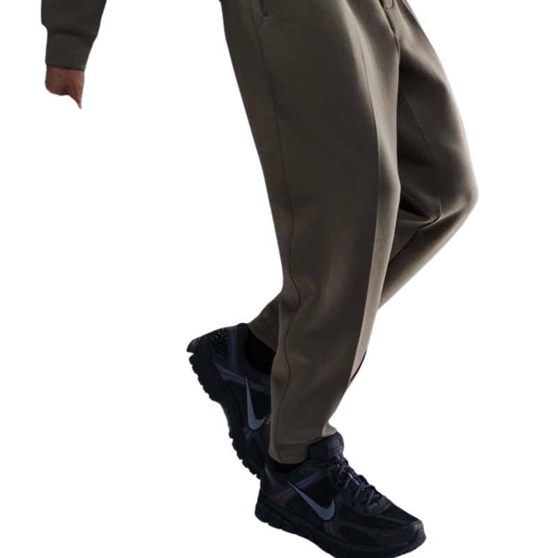 calca-nike-dri-fit-impossibly-soft-masculina-marrom