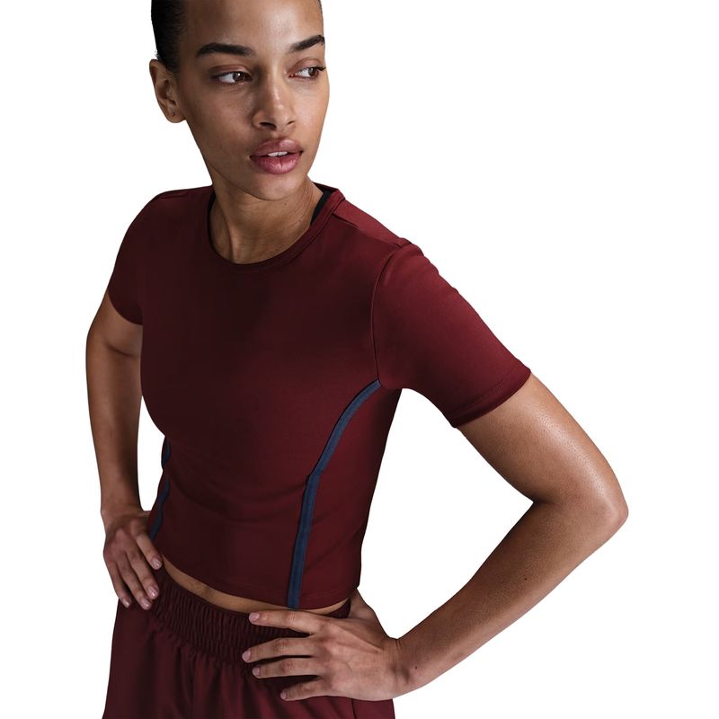 camiseta-nike-one-fitted-dri-fit-feminina-bordô