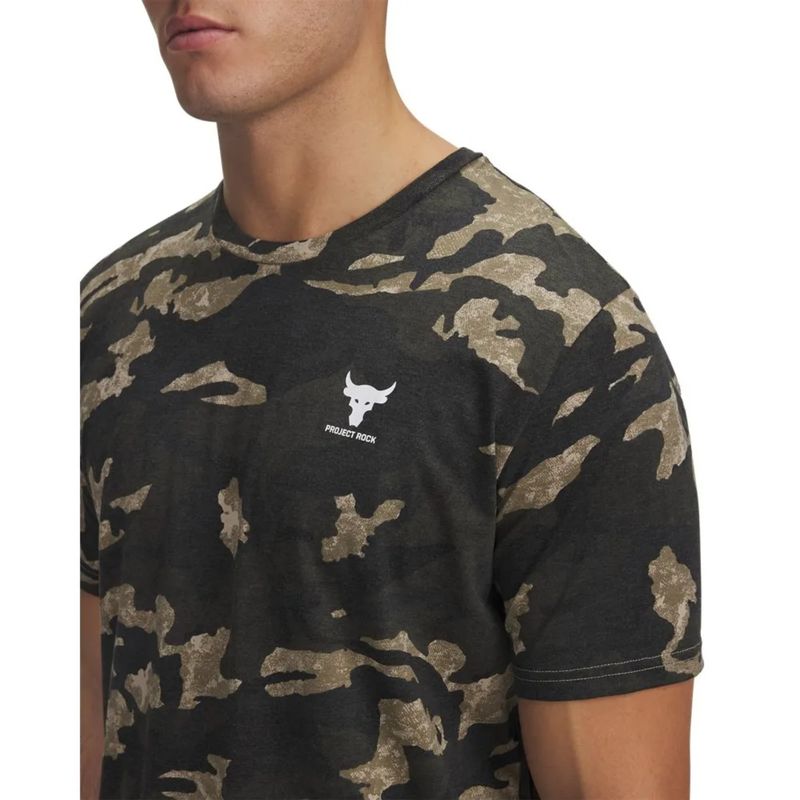 camiseta-under-armour-project-rock-payoff-masculina-bege-camuflado