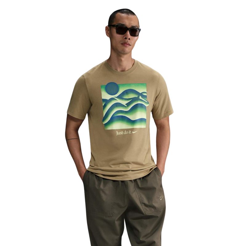 camiseta-nike-sportswear-oc-masculina-tee-masculina-marrom