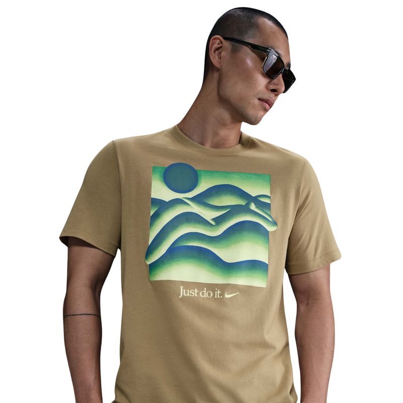 camiseta-nike-sportswear-oc-masculina-tee-masculina-marrom