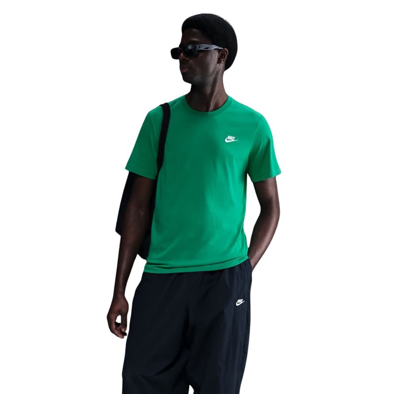 camiseta-nike-sportswear-clubtee-masculina-verde