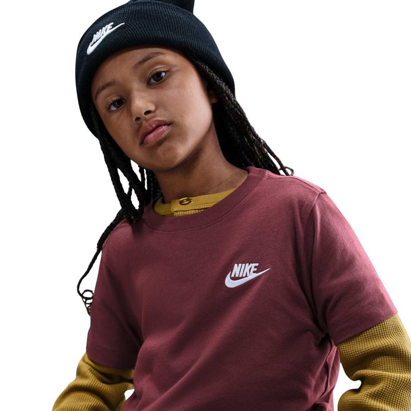 camiseta-nike-sportswear-tee-futura-infantil-vinho