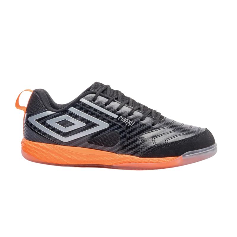 chuteira-futsal-umbro-pro-5-bump-masculina-preta-laranja