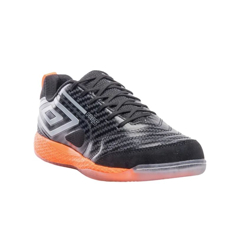 chuteira-futsal-umbro-pro-5-bump-masculina-preta-laranja