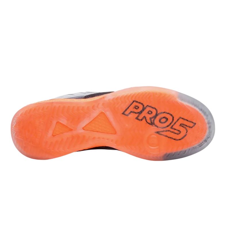 chuteira-futsal-umbro-pro-5-bump-masculina-preta-laranja