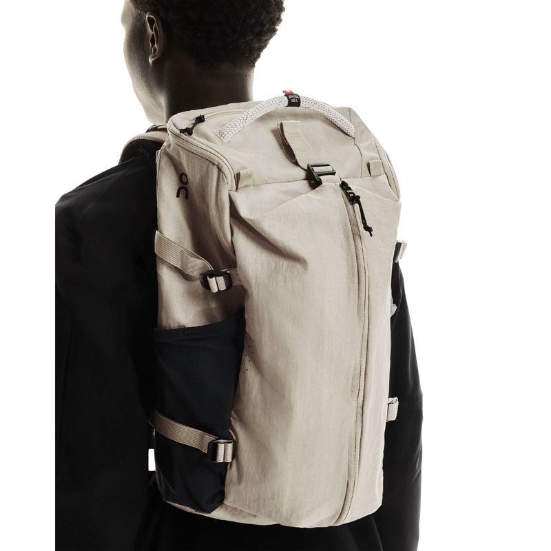 mochila-on-running-speed-30l-unissex-bege-preta