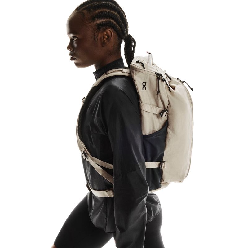 mochila-on-running-speed-30l-unissex-bege-preta