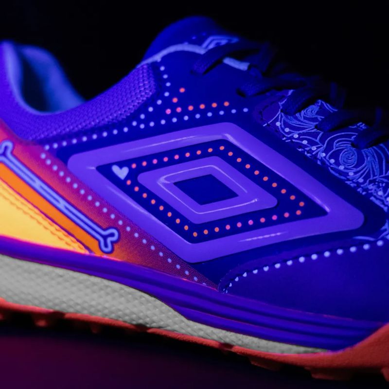 chuteira-society-umbro-adamant-master-class-pro-bump-dia-de-los-muertos-masculina-roxa-laranja