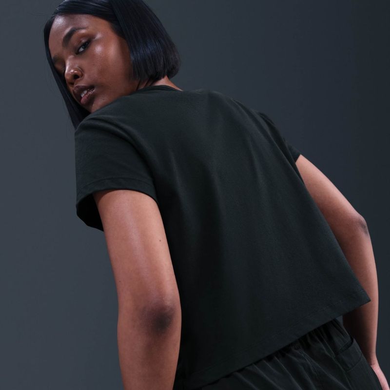 camiseta-nike-sportswear-club-feminina-preto