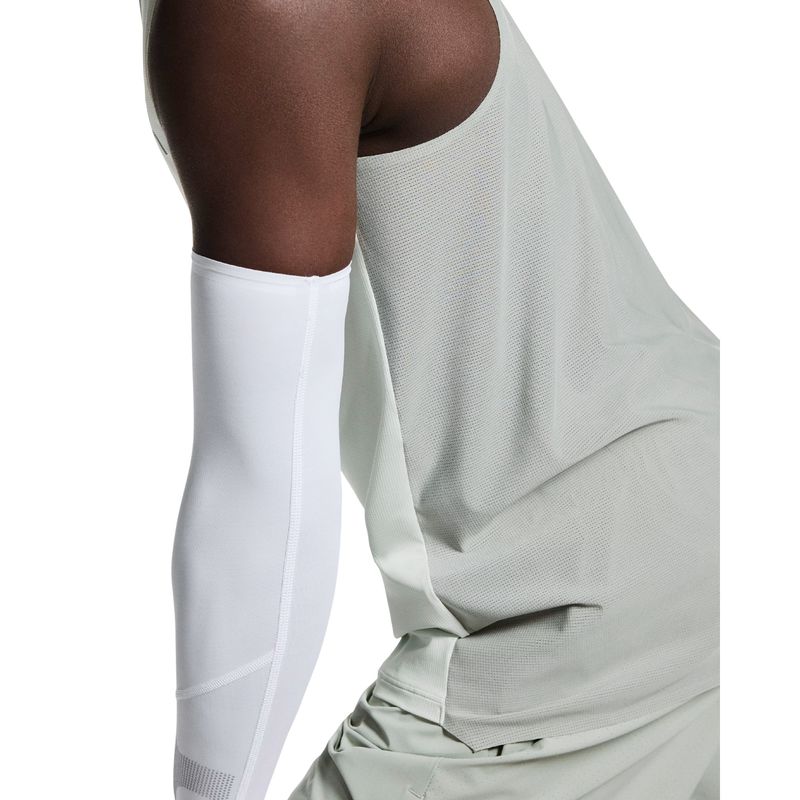 regata-on-running-performance-tank-masculina-branca