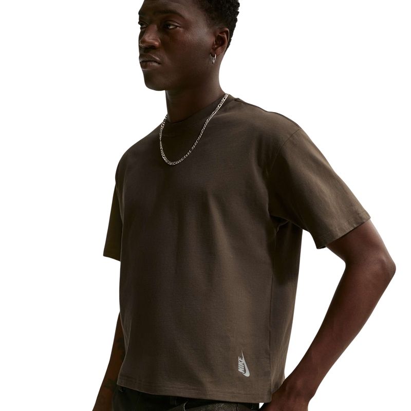camiseta-nike-sportswear-essentials-boxy-masculina-marrom