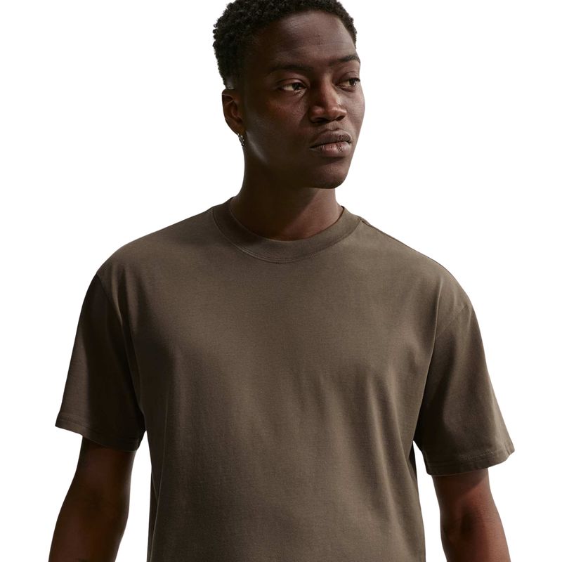 camiseta-nike-sportswear-essentials-boxy-masculina-marrom