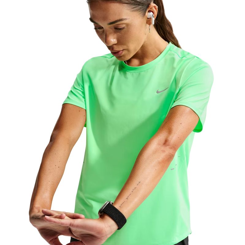 camiseta-nike-swift-dri-fit-feminina-verde