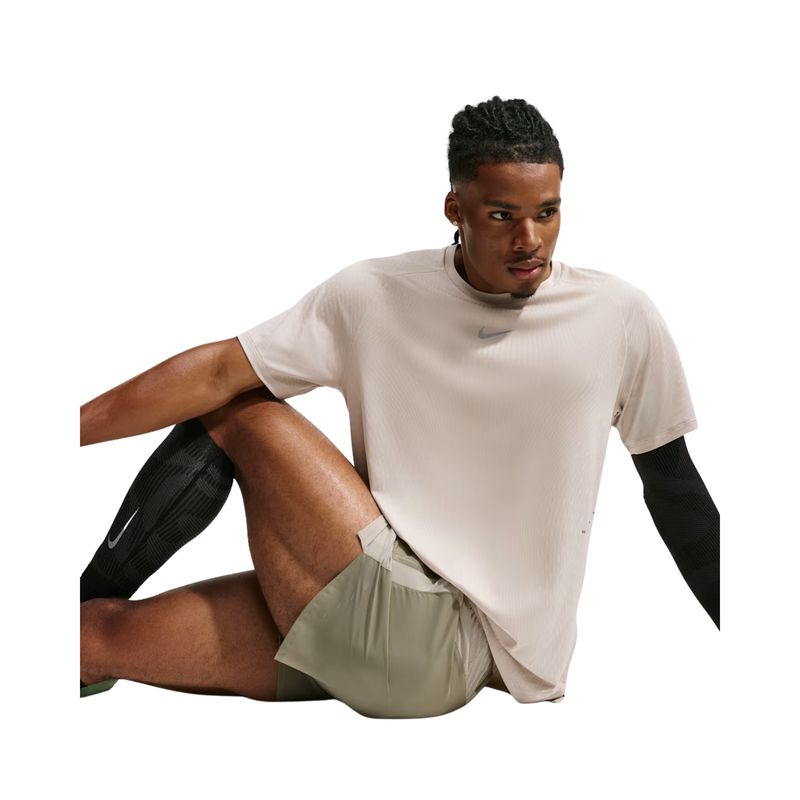 camiseta-nike-strides-aero-fit-masculina-bege