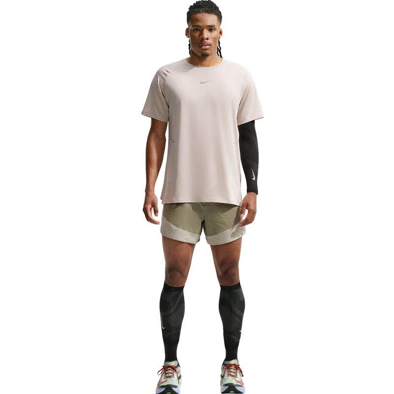 camiseta-nike-strides-aero-fit-masculina-bege