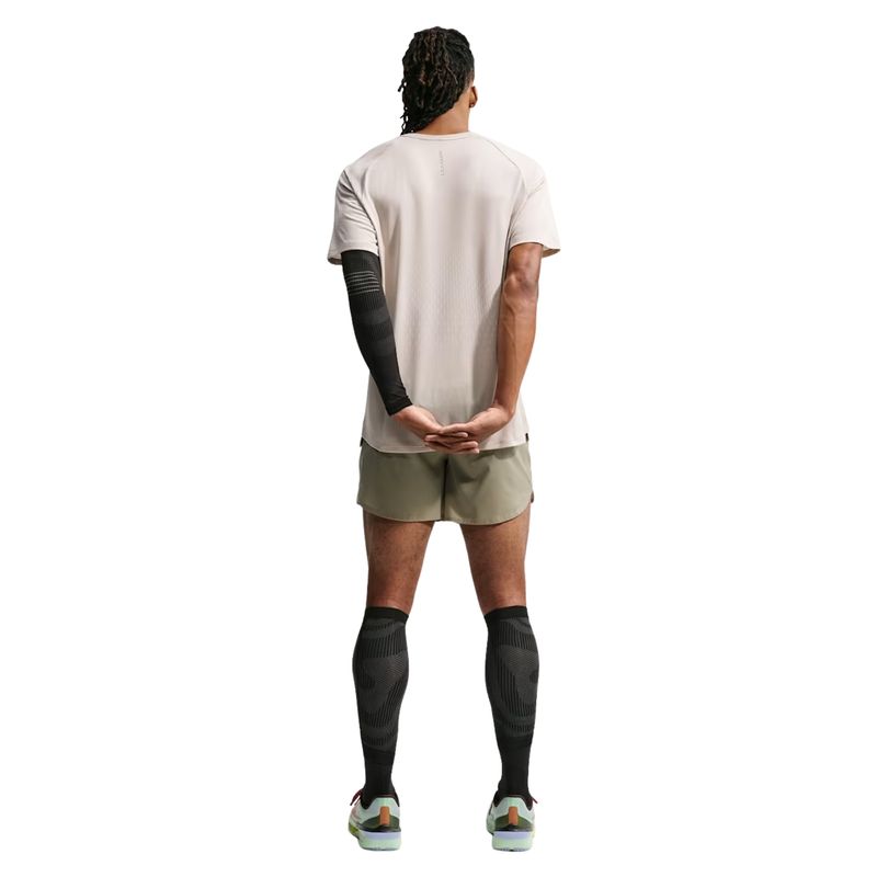 camiseta-nike-strides-aero-fit-masculina-bege