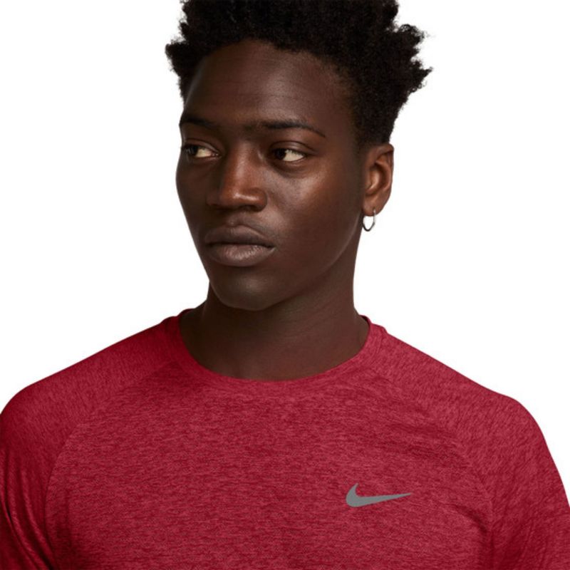 camiseta-nike-dri-fit-adv-stride-masculina-vermelha-escura
