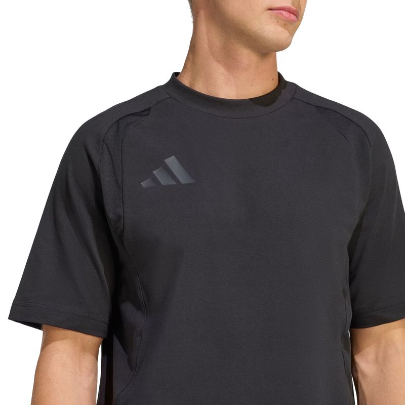 camiseta-adidas-tiro-travel-masculina-preta