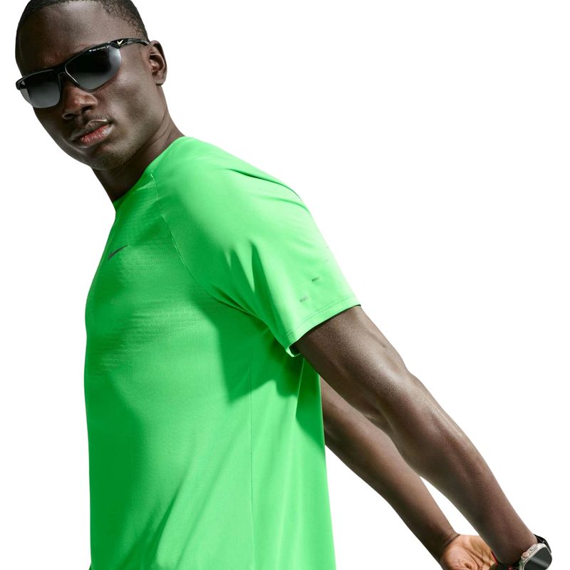 camiseta-nike-dri-fit-advance-stride-masculina-verde-limão