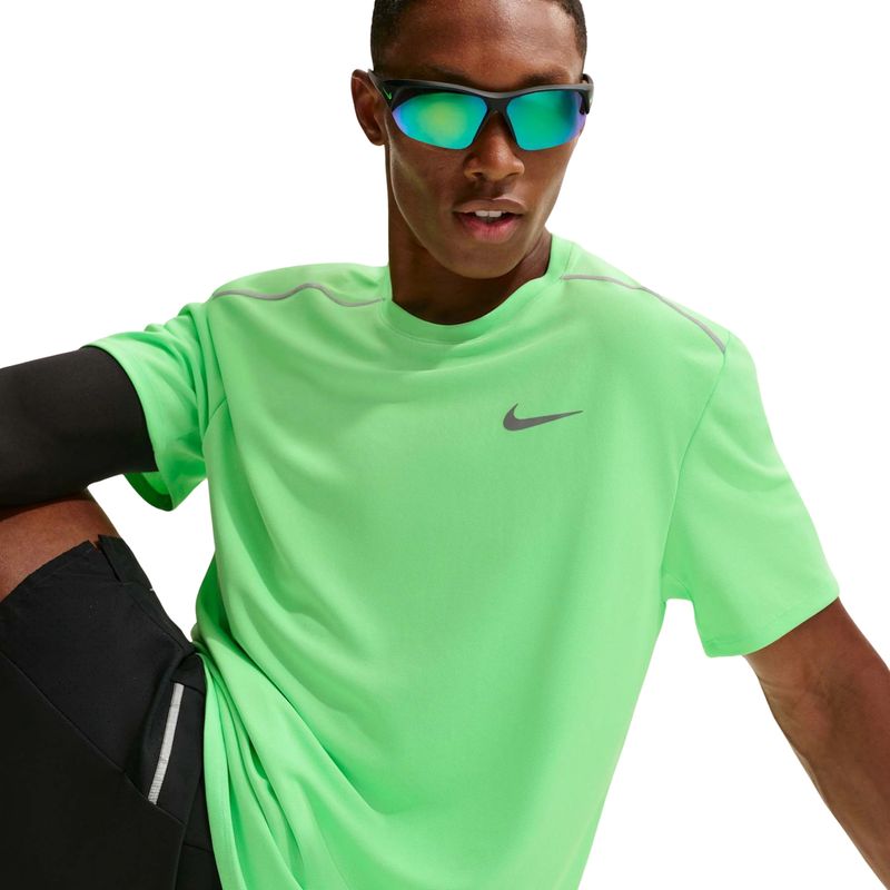 camiseta-dri-fit-nike-uv-miler-masculina-verde-limão