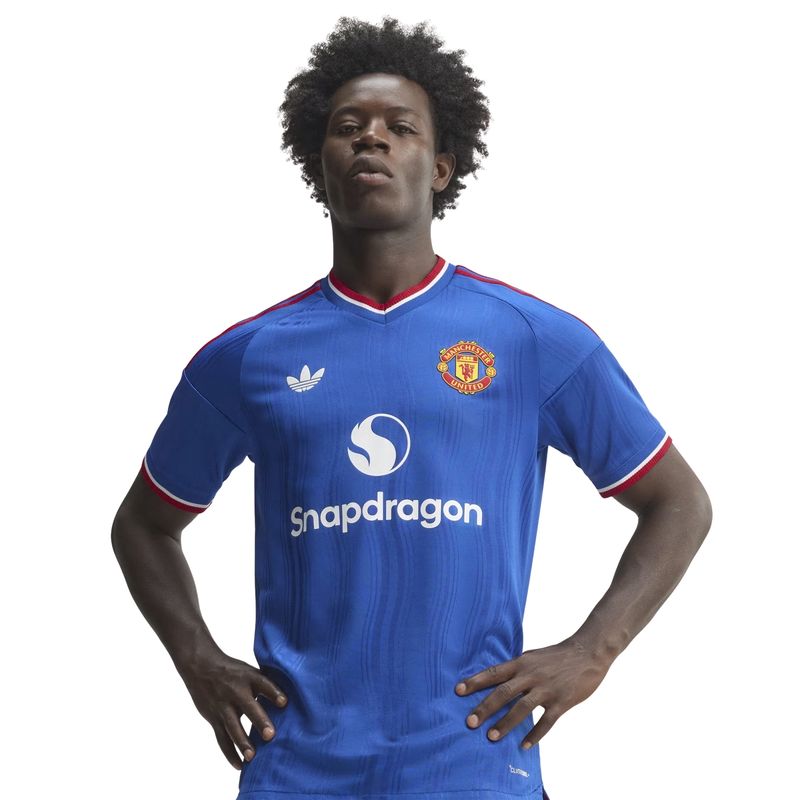 camisa-manchester-united-ii-26-27-adidas-masculina-jogador-azul