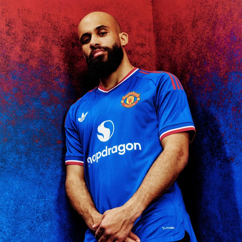 camisa-manchester-united-ii-26-27-adidas-masculina-jogador-azul