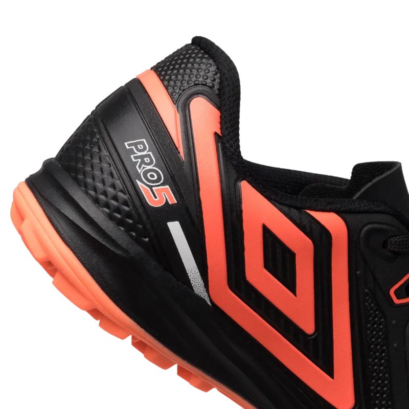 chuteira-society-umbro-pro-5-jr-infantil-preta/coral
